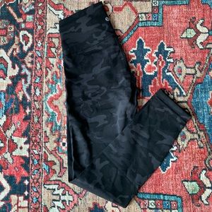 Lululemon Wundertrain 25” Black Camo leggings